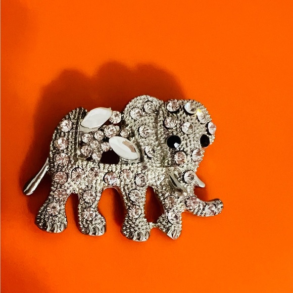 Accessories - Sparkling Elephant Brooch